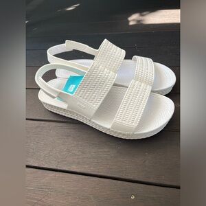 Reef Water Vista Sandals in White